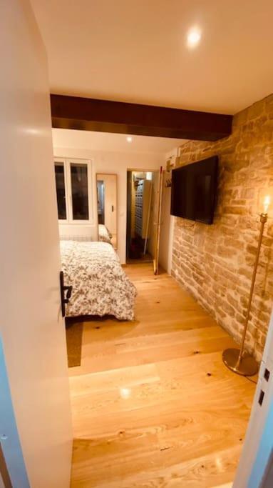 Studio Renove Avec Patio, Coeur Du Centre Ville Безансон Екстериор снимка